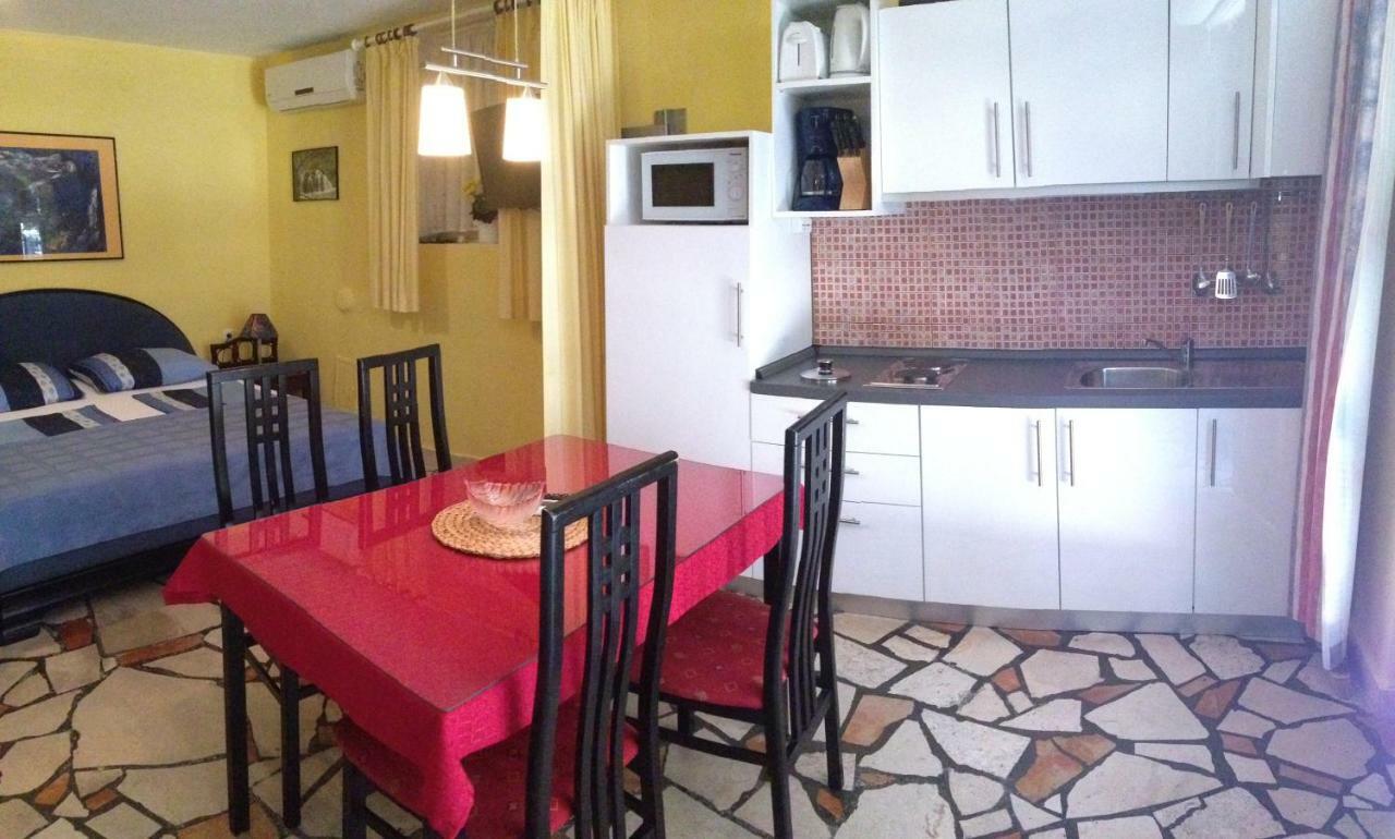 Haus Sonja Apartment Podgora Exterior photo